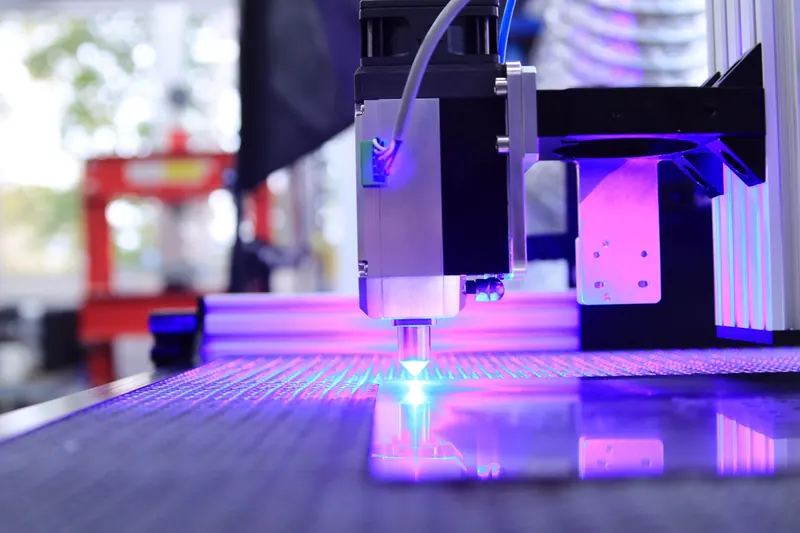 Laser engraving machine working with blue light reflection