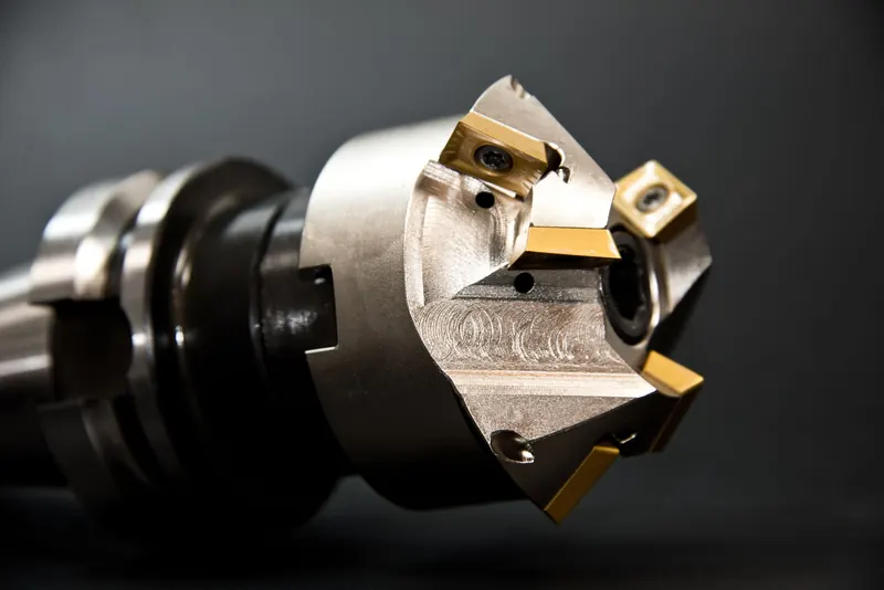 Cutting head used in precision machining and metalworking